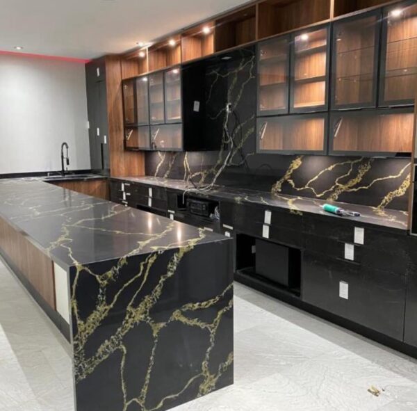 Cuarzo Calacatta Nero Gold